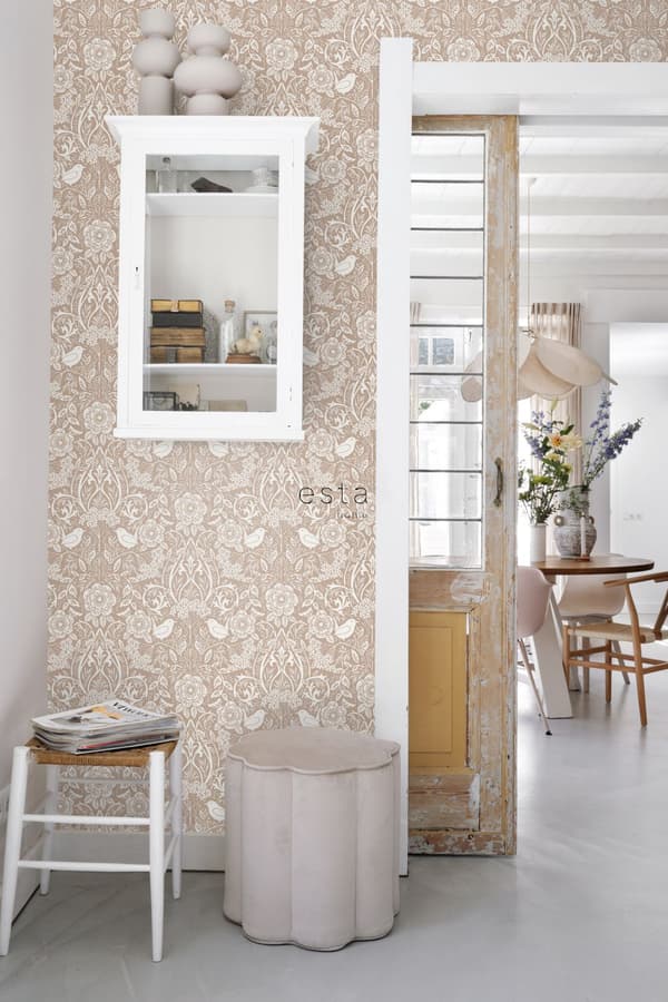 ESTAhome tapet blomster og fugle i art nouveau nude farve og hvidt 0,53 x 10,05 m