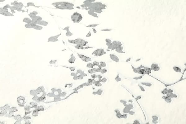 Non woven-tapet Blommig Profhome 368962-GU lätt texturerad glansigt mönster matt bakgrund färg silver svart vit 5,33 m2