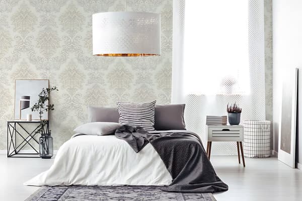 Non woven-tapet ornament Profhome 368982-GU lätt texturerad glittrande mönster matt bakgrund färg vit silver beige 5,33 m2