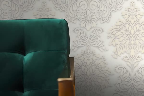 Non woven-tapet ornament Profhome 368982-GU lätt texturerad glittrande mönster matt bakgrund färg vit silver beige 5,33 m2