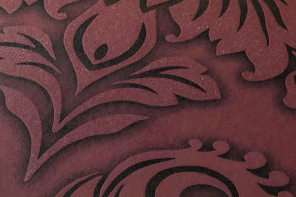 Non woven-tapet ornament Profhome 368983-GU lätt texturerad glittrande mönster matt bakgrund färg röd silver svart 5,33 m2