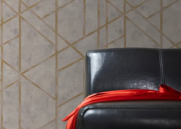 Non woven-tapet geometrisk Profhome 369283-GU lätt texturerad glansigt mönster matt bakgrund färg guld beige grå 5,33 m2