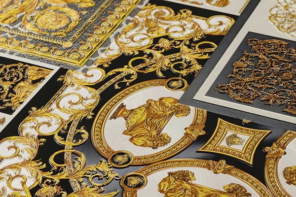 Non woven-tapet design Profhome 370483-GU lätt texturerad matt mönster blank bakgrund färg guld silver svart vit 7,04 m2