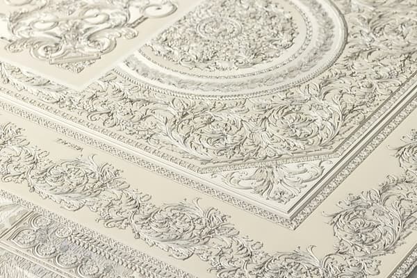 Non woven-tapet design Profhome 370485-GU lätt texturerad glansigt mönster matt bakgrund färg silver grå vit 7,04 m2