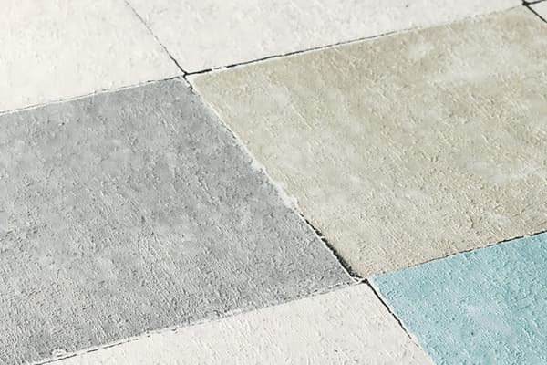 Non woven-tapet kakel mönster Profhome 374061-GU lätt texturerad matt färg grå blå grädde 5,33 m2
