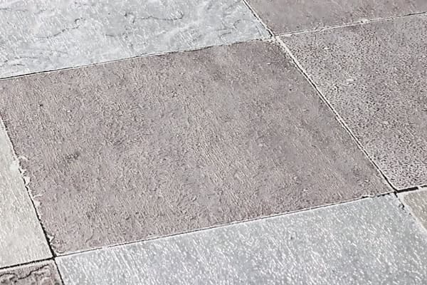 Non woven-tapet kakel mönster Profhome 374063-GU lätt texturerad glansigt färg grå grädde 5,33 m2