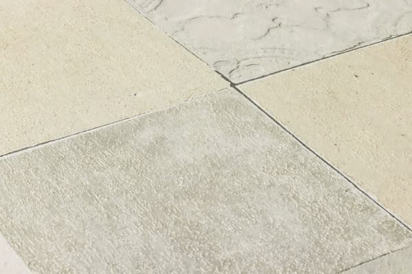 Non woven-tapet kakel mönster Profhome 374064-GU lätt texturerad glansigt färg grädde grå 5,33 m2