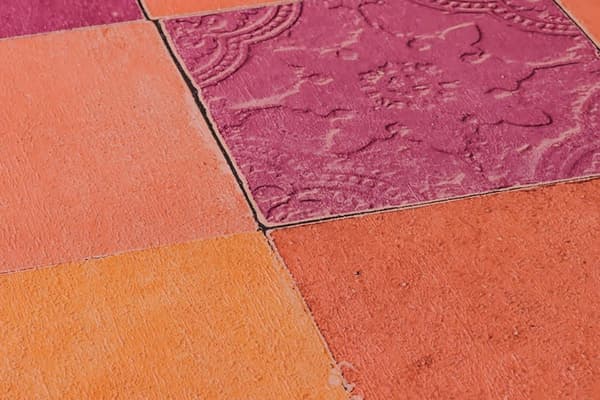 Non woven-tapet kakel mönster Profhome 374065-GU lätt texturerad matt färg orange röd 5,33 m2
