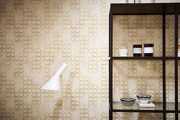 Non woven-tapet begagnad utseende Profhome 374242-GU lätt texturerad glansigt mönster matt bakgrund färg grädde guld grå 5,33 m2