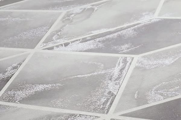 Non woven-tapet geometrisk Profhome 378631-GU slät glittrande mönster matt bakgrund färg silver grå vit 5,33 m2