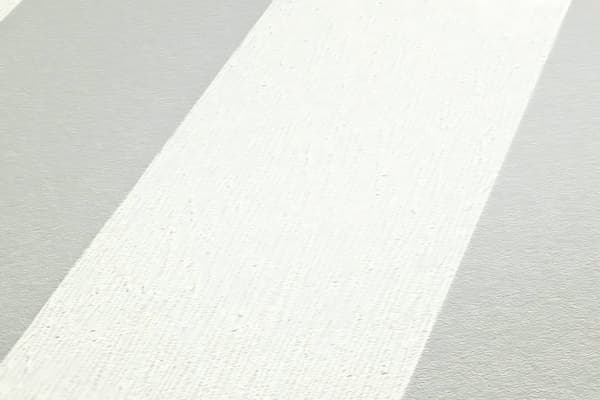 Non woven-tapet traditionell Profhome 381012-GU lätt texturerad matt färg grå vit 5,33 m2