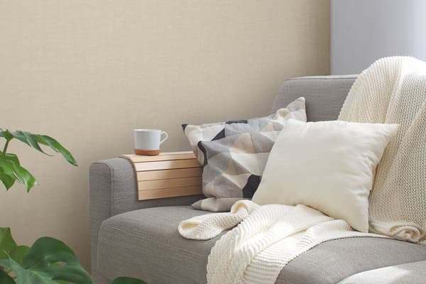 Non woven-tapet tyg utseende Profhome 387451-GU lätt texturerad matt färg grädde elfenben 5,33 m2