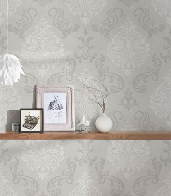 Non woven-tapet ornament Profhome 953721-GU lätt texturerad skimrande mönster matt bakgrund färg grå vit silver grå 5,33 m2