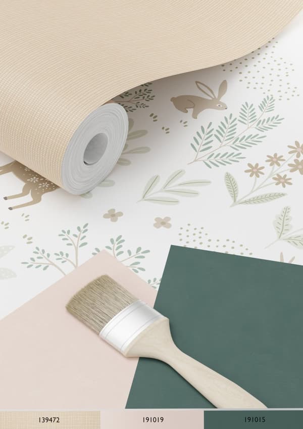 ESTAhome tapet skog med skogsdjur grönt och rosa 53 cm x 10,05 m