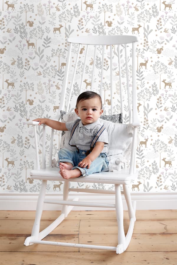 ESTAhome tapet skog med skogsdjur syrénlila och beige 53 cm x 10,05 m