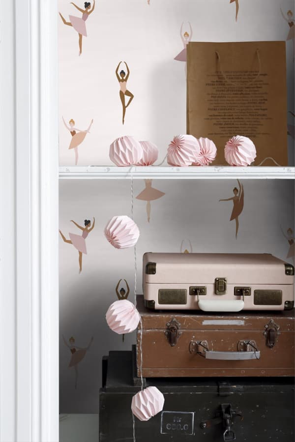 ESTAhome tapet ballerinaer terracotta rød og syrenrosa 53 cm x 10,05 m