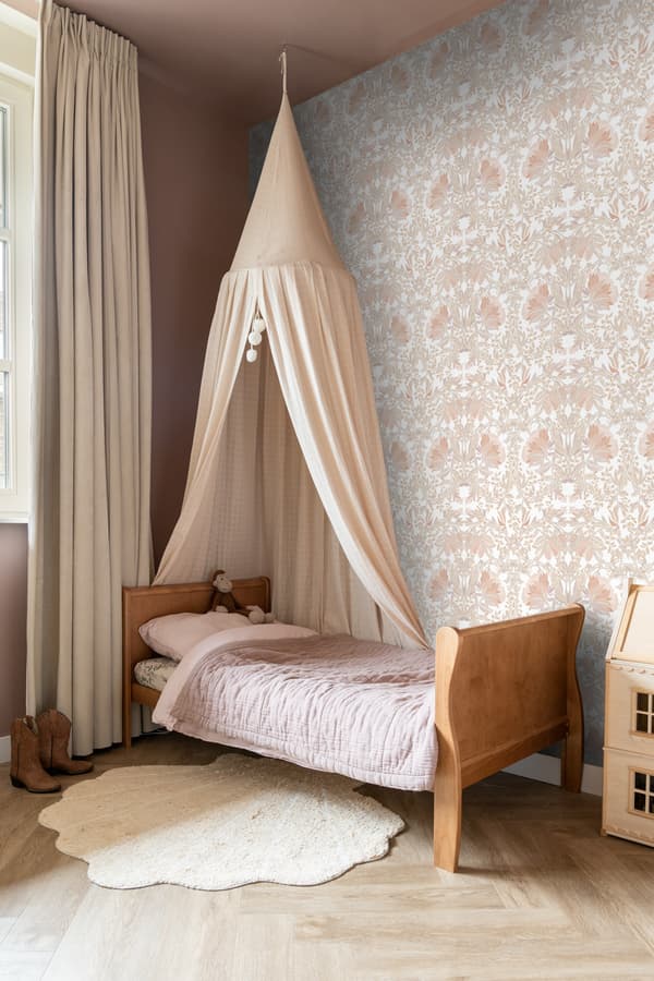 ESTAhome tapet vintage blomster i art nouveau stil sandfarvet og lys terracotta rød 0.53 x 10.05 m