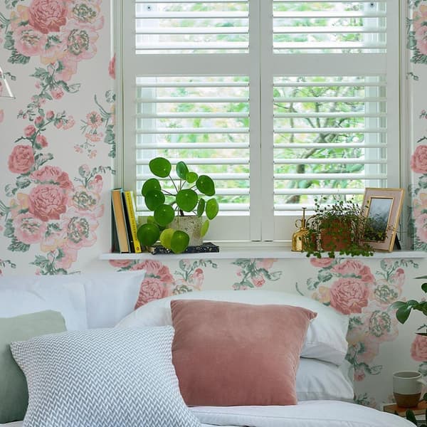 Laura Ashley - Non-woven tapet - stockrosor - Korallrosa - Rosa 10mx52cm