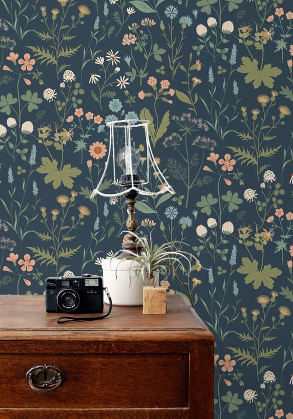 ESTAhome tapet vilda blommor mörkblått, grönt och rosa 0.53 x 10.05 m