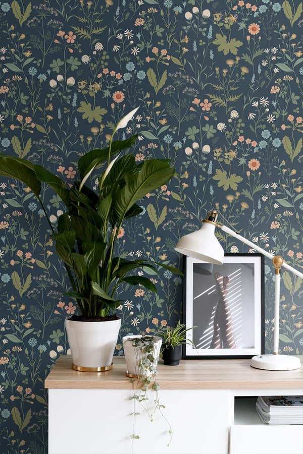ESTAhome tapet vilda blommor mörkblått, grönt och rosa 0.53 x 10.05 m