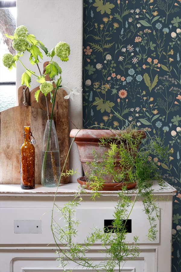 ESTAhome tapet vilda blommor mörkblått, grönt och rosa 0.53 x 10.05 m
