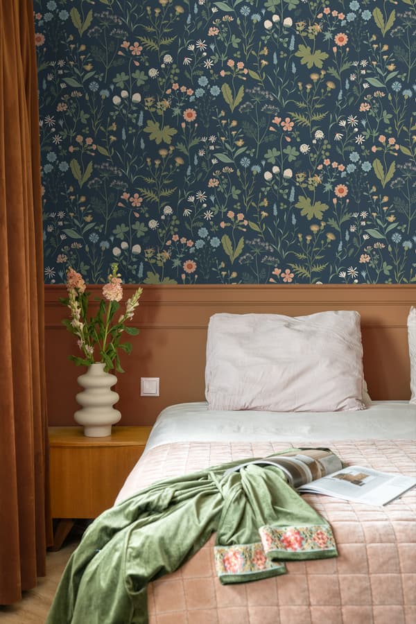 ESTAhome tapet vilda blommor mörkblått, grönt och rosa 0.53 x 10.05 m