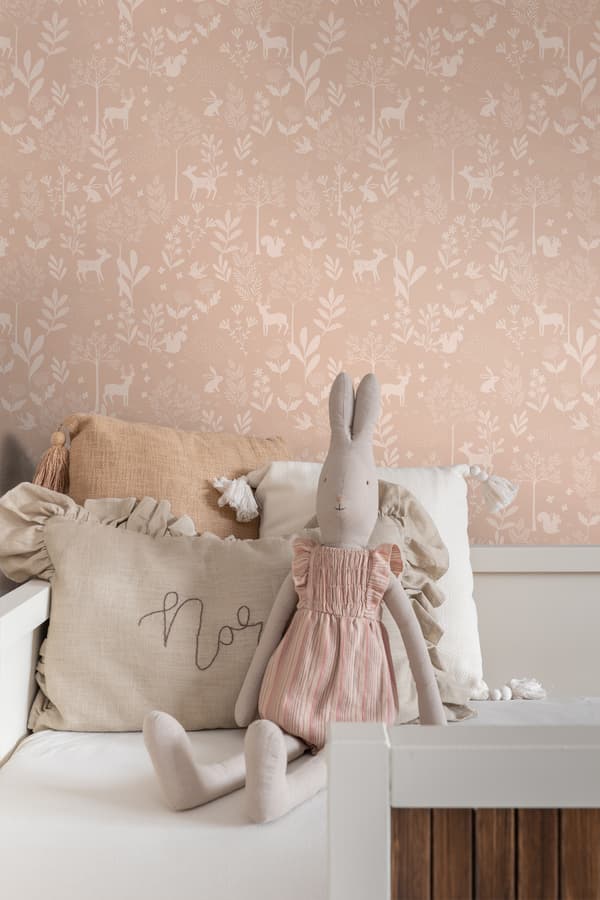 ESTAhome tapet skov med skovdyr terracotta pink 0.53 x 10.05 m