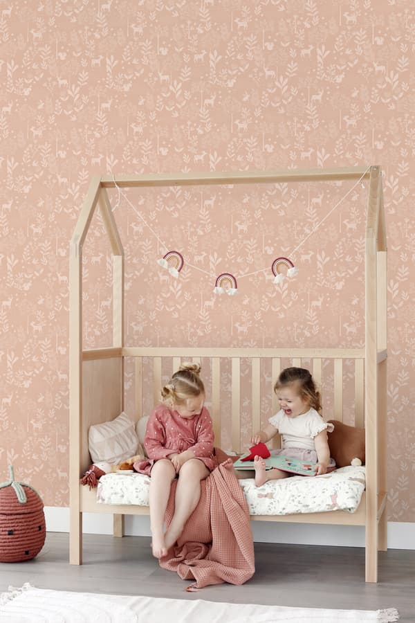 ESTAhome tapet skov med skovdyr terracotta pink 0.53 x 10.05 m