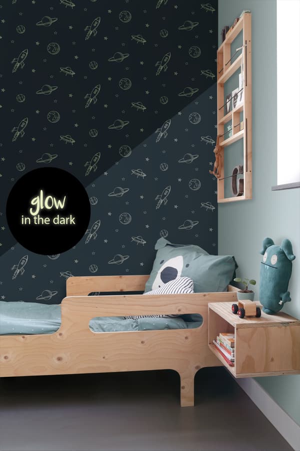 ESTAhome glow-in-the-dark tapet planeter i universet mørkeblåt 0.53 x 10.05 m