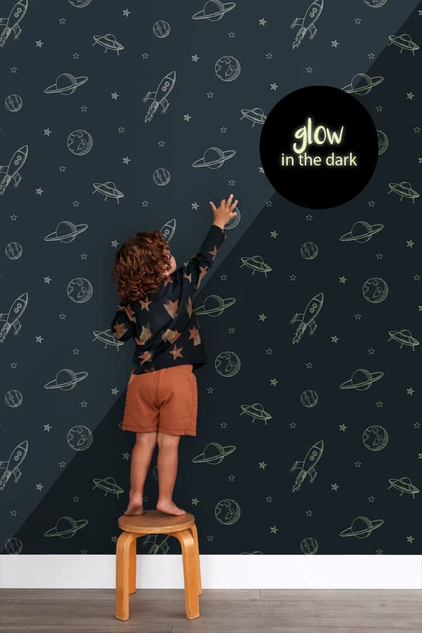 ESTAhome glow-in-the-dark tapet planeter i universet mørkeblåt 0.53 x 10.05 m
