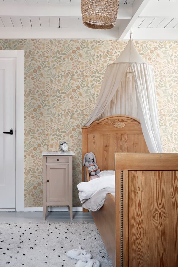 ESTAhome tapet blommor och fåglar beige, grönt och milt rosa 0.53 x 10.05 m