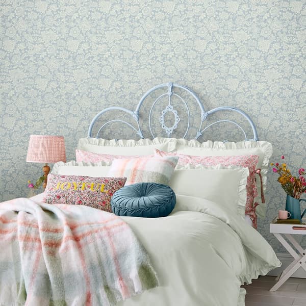 Laura Ashley - Non-woven Tapet Trailing Laurissa Pale Seaspray Blue