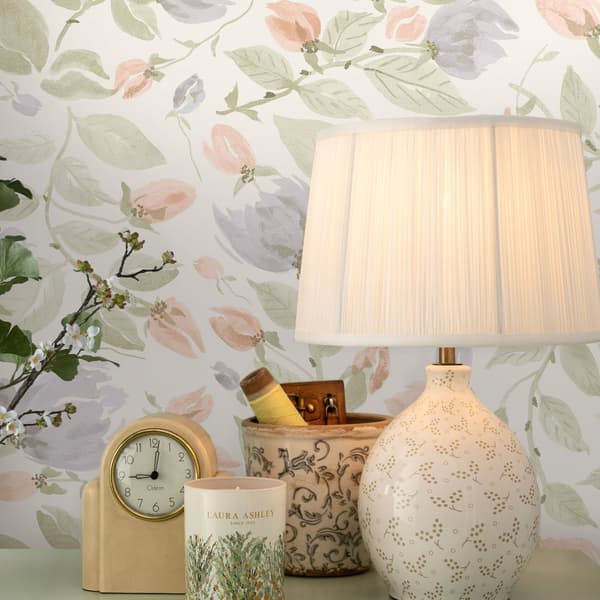 Laura Ashley - Non-woven tapet Orisia Peony Pale Sage Green