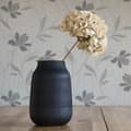 Miniatyrbild 1 av 4: Tapet blommor Lenni M1-No.3739 | Tapet | Grå | Vit | Blommig | Klassisk