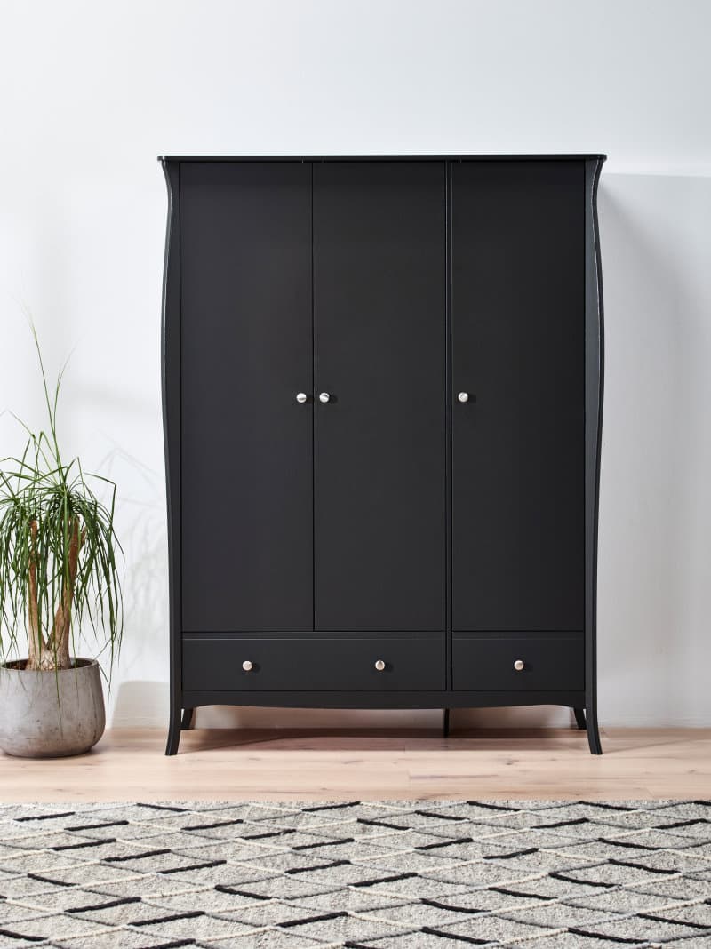 Baroque klädskåp 3 dörr med 2 lådor bredd 143 cm, höjd 192 cm i koksgrå.