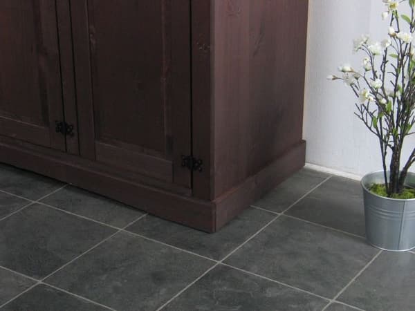 New Mexico klädskåp 3 dörrar bredd 152 cm, höjd 193 cm kolonialstil betsat/vaxat.