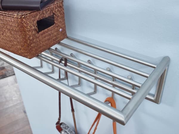 Rootz-seinäteline metalli hopea 74,5x39x19,5 cm eteisen naulakko hyllyllä - Design-koukkukisko seinäpaneeli terästä - Vaatekaapin seinä hattuhyllyllä