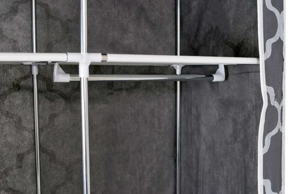 Mira-shara tekstilgarderobe med hylder