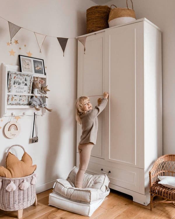 Garderob 2 Dörrar Ines 193x102 cm – Vit/Grå – Barnvänlig med Blum Stängningssystem och Justerbara