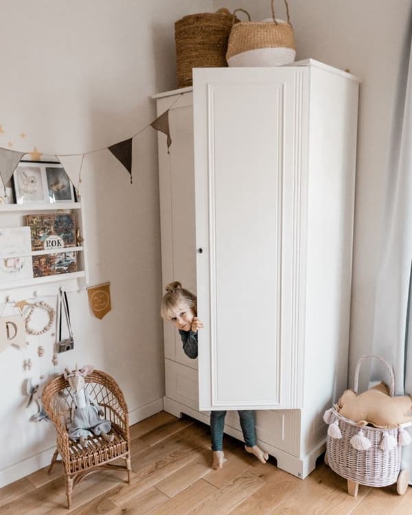 Garderob 2 Dörrar Ines 193x102 cm – Vit/Grå – Barnvänlig med Blum Stängningssystem och Justerbara