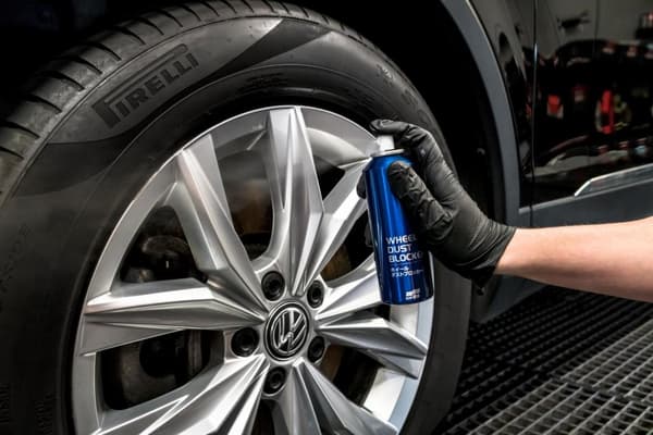 Soft99 Wheel Dust Blocker 200ml Pinnoite vanteiden suojaamiseen auton