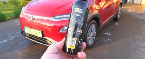 Pesu ADBL Bubble Maker -lisäaineen kanssa parantaa shampoon pesutehoa.