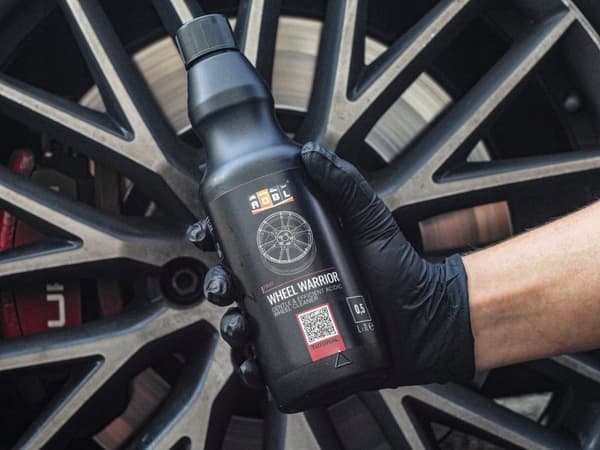 ADBL Wheel Warrior 0,5L surt rengöringsmedel för att tvätta och rengöra bilfälgar kraftfullt