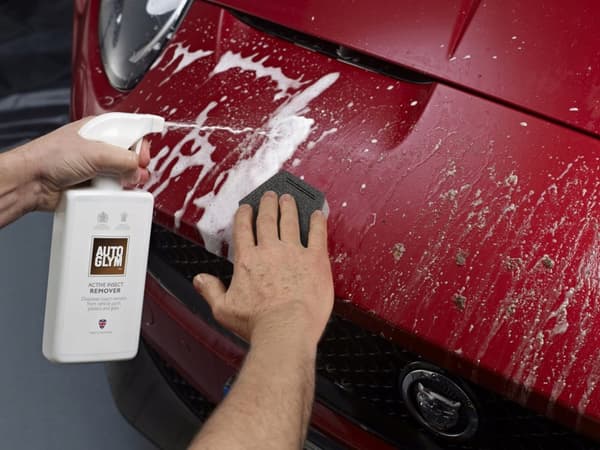 AutoGlym Active Insect Remover on auton puhdistusaine, joka poistaa hyönteiset.