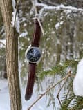Miniatyrbild 3 av 3: Klassiskt klockarmband av mörkbrunt läder med vit söm