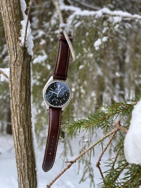 Klassiskt klockarmband av mörkbrunt läder med vit söm