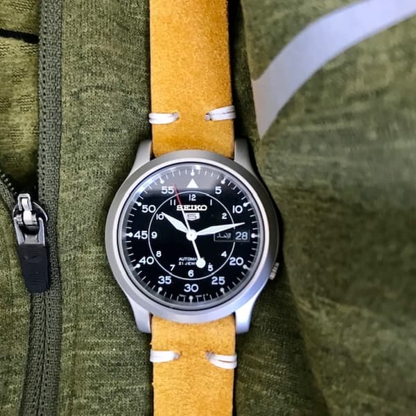 Klockarmband av gulbrun mocka / läder