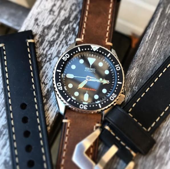 Brunt kraftigt klockarmband av läder med sömmar