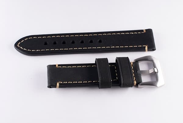 Svart kraftigt klockarmband av läder med sömmar