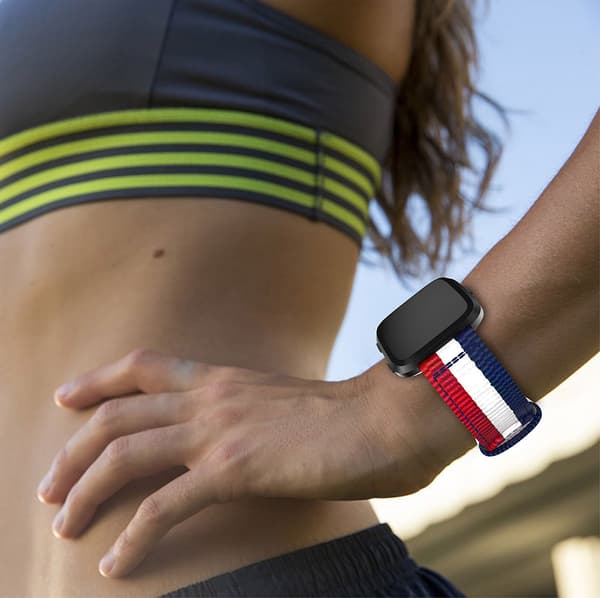 INF Nylonvævet urrem til Fitbit Versa Lite/Versa2 blå+hvid+rød